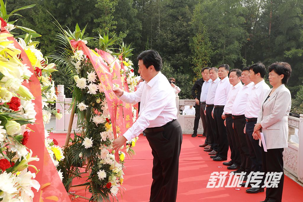 烈士纪念日,舒城县举行向革命烈士敬献花篮仪式