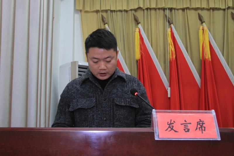 会上,黄河村,泉石村,岚冲村,街道等10个村街党组织书记依次走上发言席
