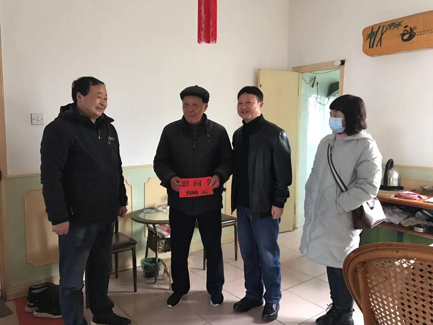 县退役军人局春节前走访慰问社区困难退役军人