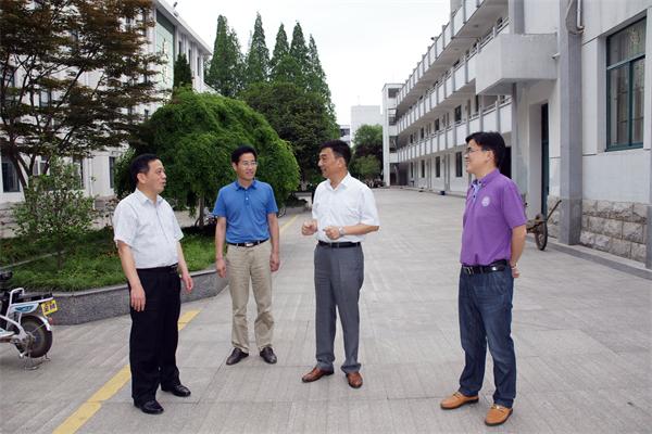 县委常委,县政法委书记杜世忠在县教育局负责人的陪同下,来到舒城中学