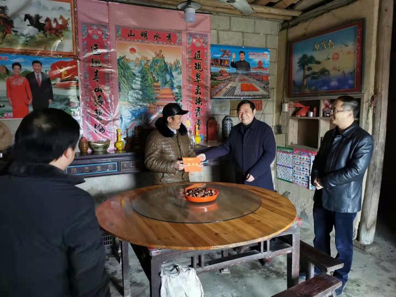 同时,傅代智走访慰问了老党员,为他们送上慰问金和