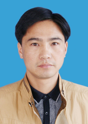 谢中林,男,安徽农业大学茶学本科毕业,2013年作为县