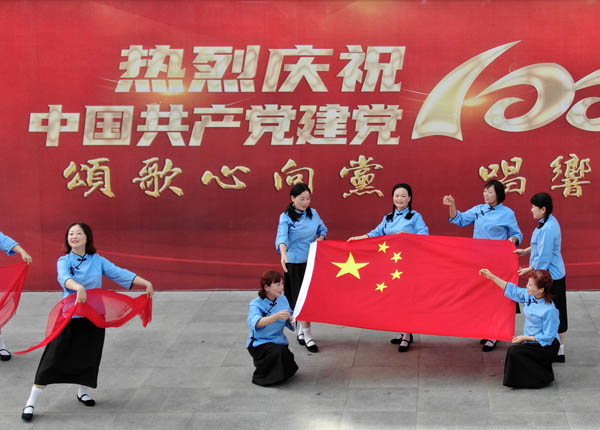 城关镇双丰村庆祝建党100周年颂歌心向党共筑中国梦在村文化广场唱响