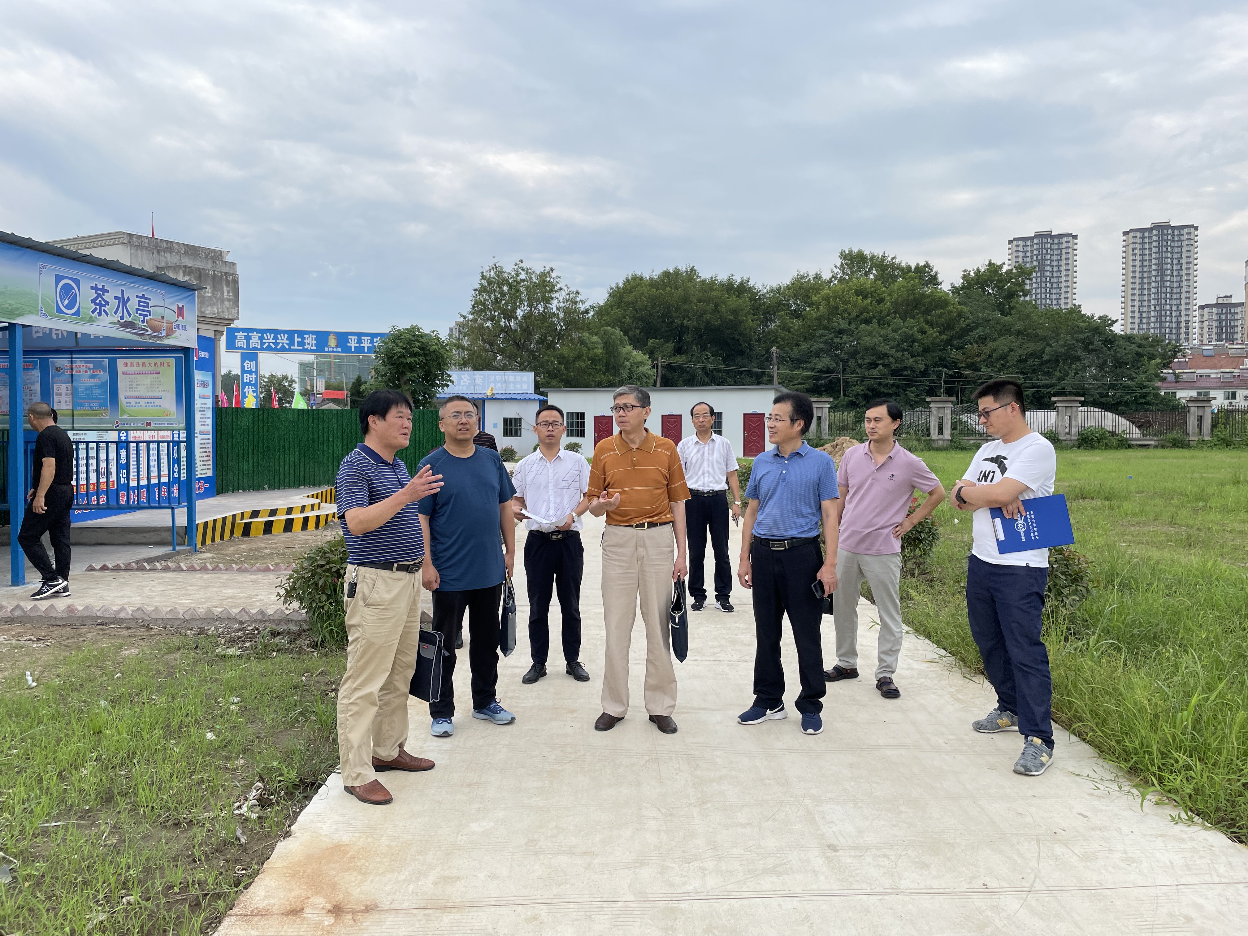 7月12日,六安市发改委党组成员,机关党委书记娄元清率队调研舒城县