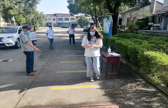 龙河中学圆满完成高三学生返校工作