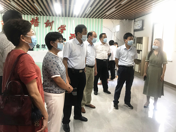 方跃宏调研就业创业工作