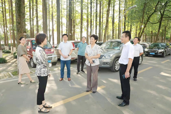 张秀萍开展教师节慰问活动_舒城县人民政府