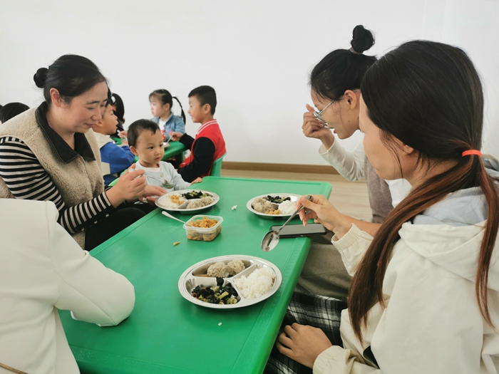 舒茶镇中心幼儿园召开膳食委员会工作会议