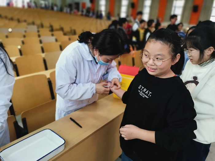 干汊河中学组织开展新生体检工作