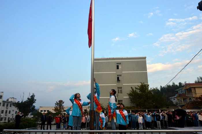 晓天中学举行升旗仪式活动_舒城县人民政府