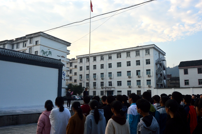 晓天中学举行升旗仪式活动_舒城县人民政府