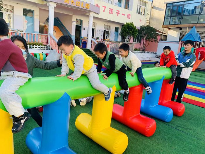 "体智能"游戏活动是汤池镇阳光幼儿园开设的户外特色