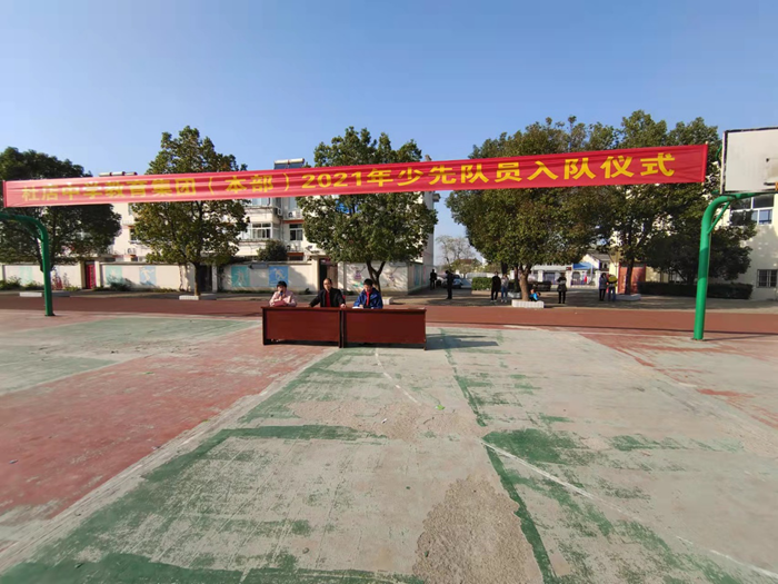 杜店中学教育集团本部举行红领巾我为你自豪少先队员入队仪式