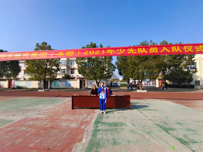 杜店中学教育集团本部举行红领巾我为你自豪少先队员入队仪式