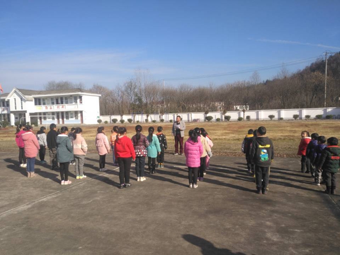 汤池镇三里小学加强学生心理健康教育