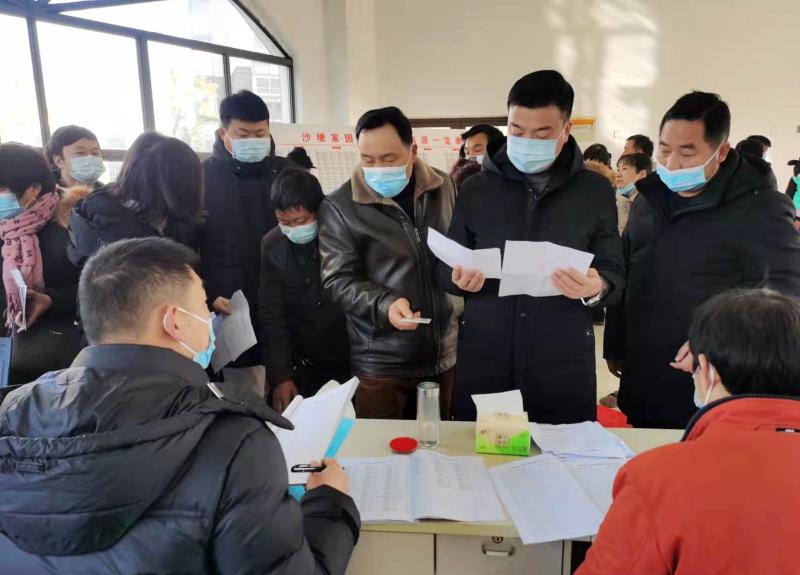 关心的安置房分配相关问题,镇党委书记,镇长张栋梁不时往返各个工作组