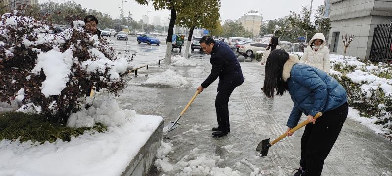扫雪除冰暖人心——县人社局组织开展扫雪活动_舒城县人民政府