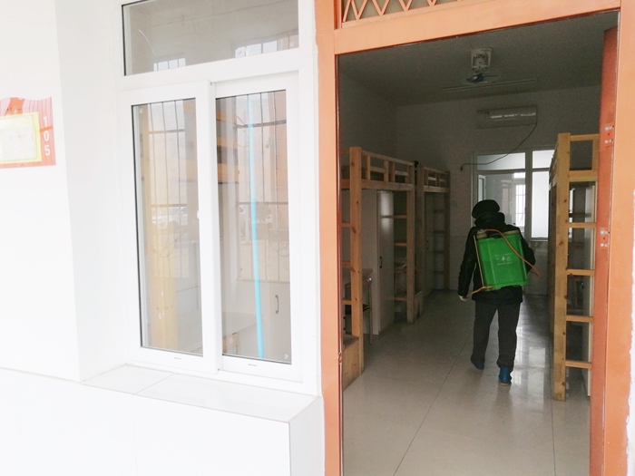 干汊河中学积极组织对校园进行全面消杀