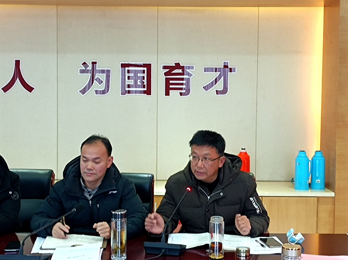 舒城二中召开2022年春学期学校干部会