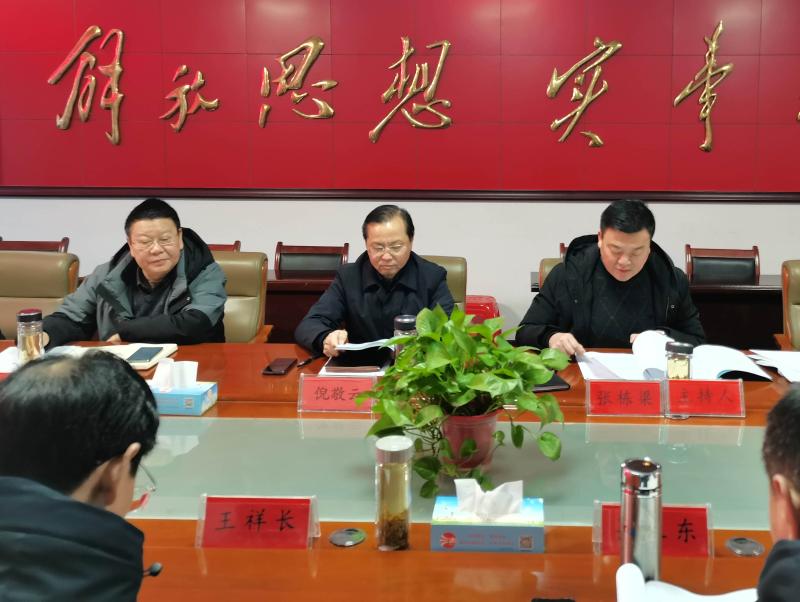 城关镇党委书记,镇长张栋梁代表班子作了对照检查,各位班子成员进行了