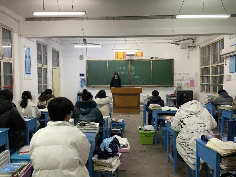 龙河中学积极组织开展开学第一课教育活动