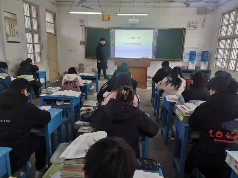 龙河中学积极组织开展开学第一课教育活动