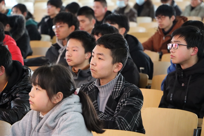 青春不迷茫自信赴考场干汊河中学举行初高三毕业班考前心理辅导讲座