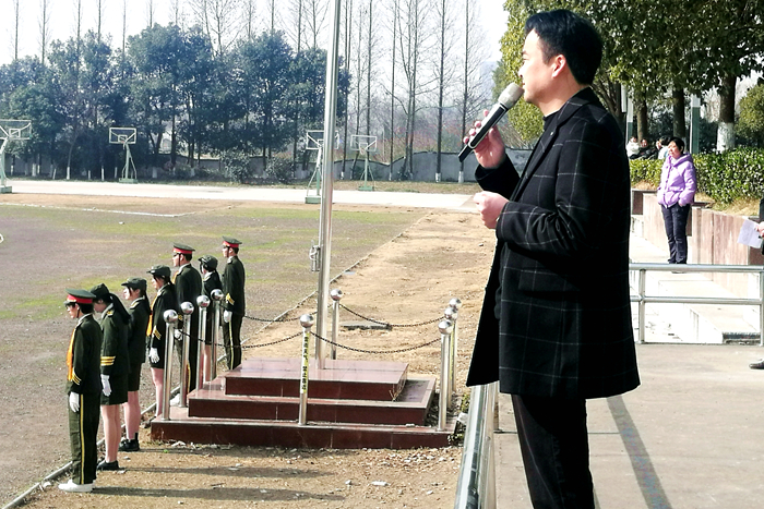 桃溪中学举行升旗仪式和国旗下讲话活动