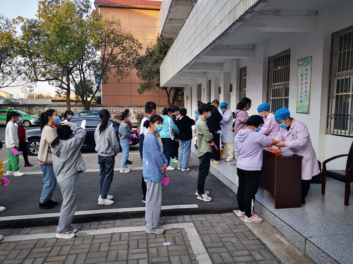 干汊河中学顺利完成2022届高三学生抽血检验工作