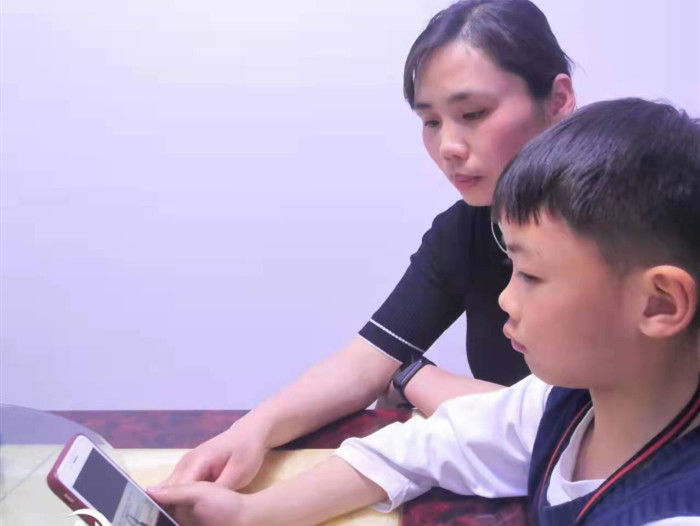 舒师附小组织学生家长观看如何做小学生父母为主题的家庭教育线上直播