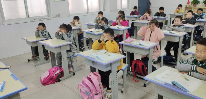 落实双减爱护双眼干汊河中学积极开展眼保健操活动