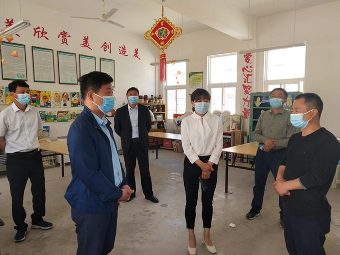 晓天镇党委书记郭玉龙到查湾中心学校督查复学和疫情防控工作