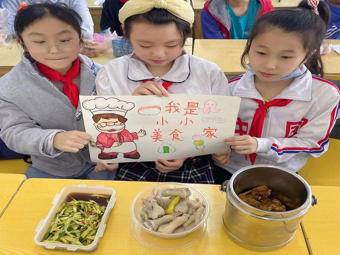 劳动教育我们在行动实验小学西校区开展小小美食家活动