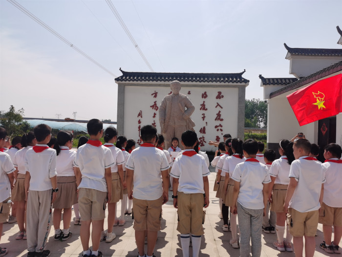 舒师附小关工委少先队组织学生参观胡底烈士纪念馆