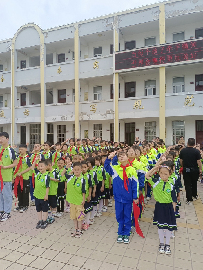 千人桥小学举行一年级新生入队仪式