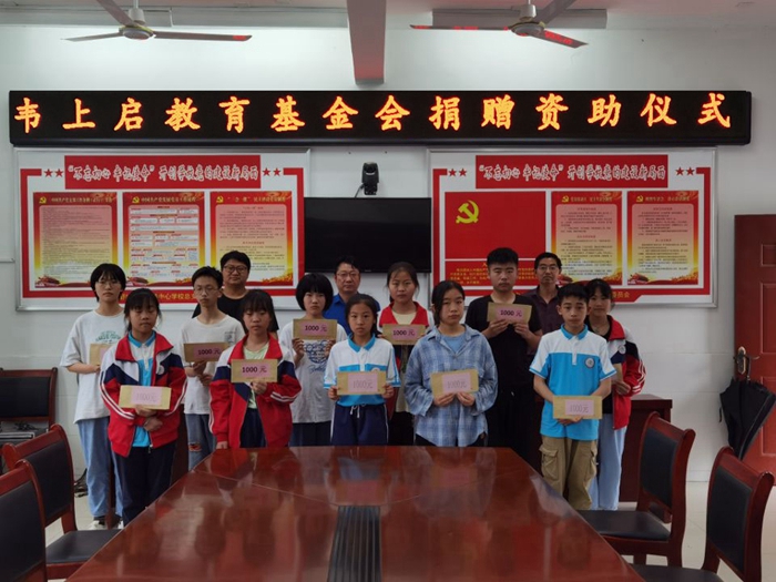 韦上启老师是五显镇人,生前分别在景山中学,滑水河中学,五显中学等校