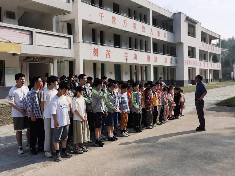 高峰初级中学举行升旗仪式及国旗下讲话