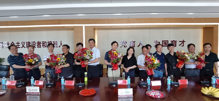 舒城二中举行退休教师荣休欢送会