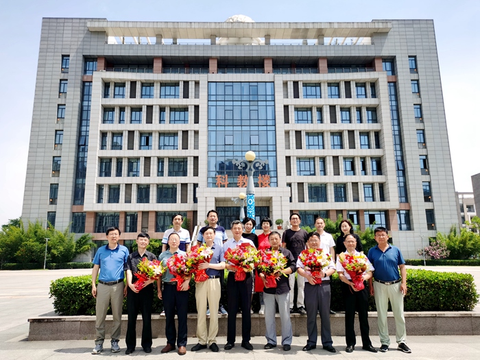 舒城二中举行退休教师荣休欢送会