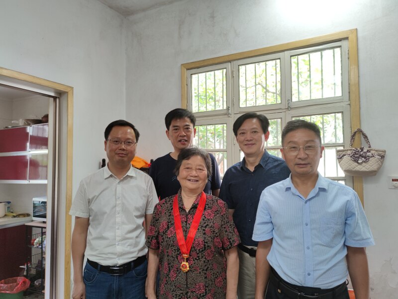 6月30日,舒城一中党总支书记,校长杜显忠带领部分党总支委员到退休