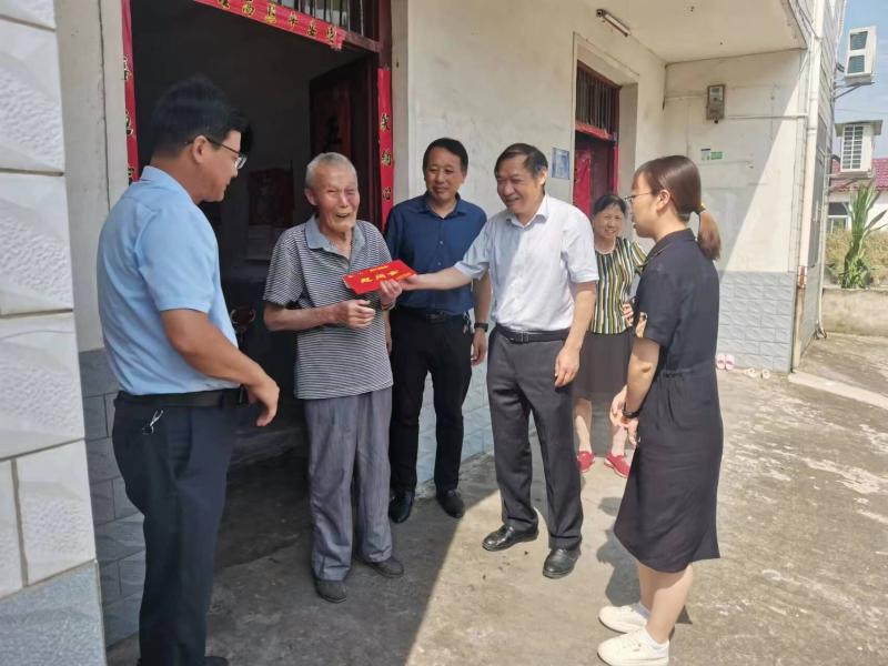 这次走访慰问活动由镇党政主要负责人带头,各班子成员深入17个村(居)