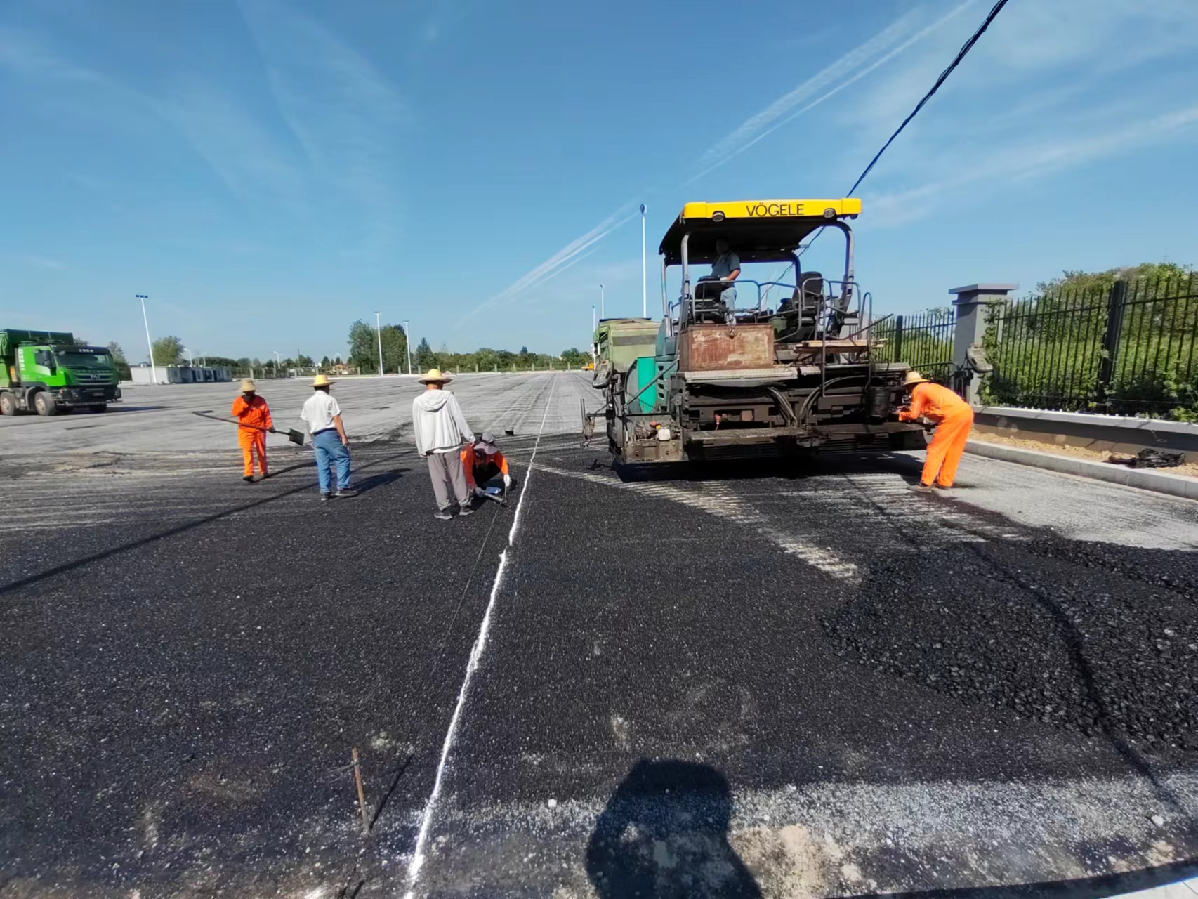 城西停车场沥青摊铺