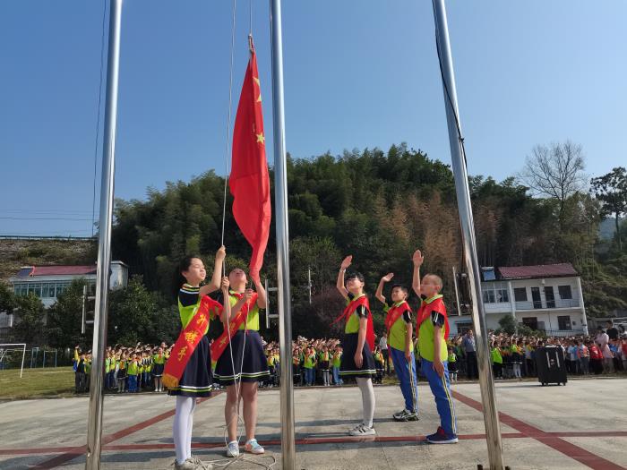 >该校对学生的爱国主义教育一直非常重视,一直执行每周一升旗仪式制度