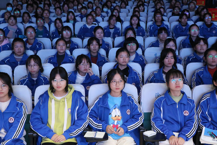 千人桥中学召开女生专题会