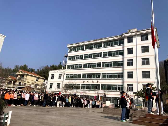 晓天中学举行新学期第一次升旗仪式_舒城县人民政府