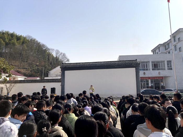 晓天中学举行新学期第一次升旗仪式_舒城县人民政府