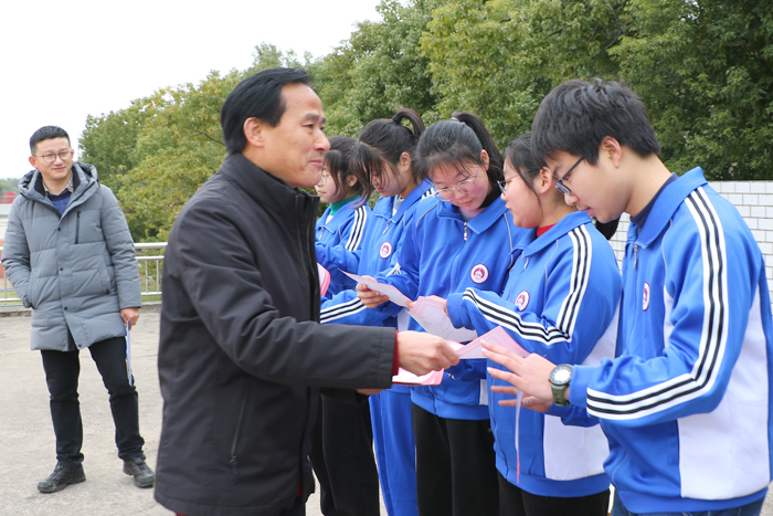 千人桥中学高一年级举行优秀寒假作业和开学考颁奖活动