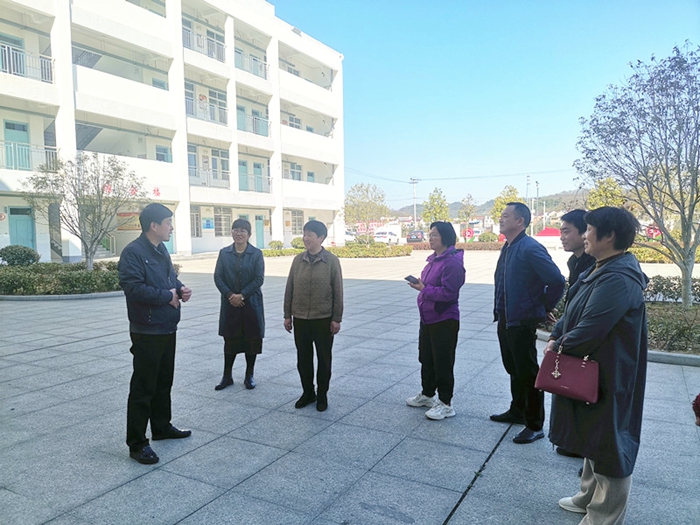 晓天中学到山七镇中心小学参观交流功能室建设