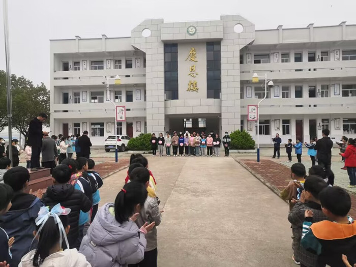 棠树乡八里中学举行期初表彰暨安全教育会