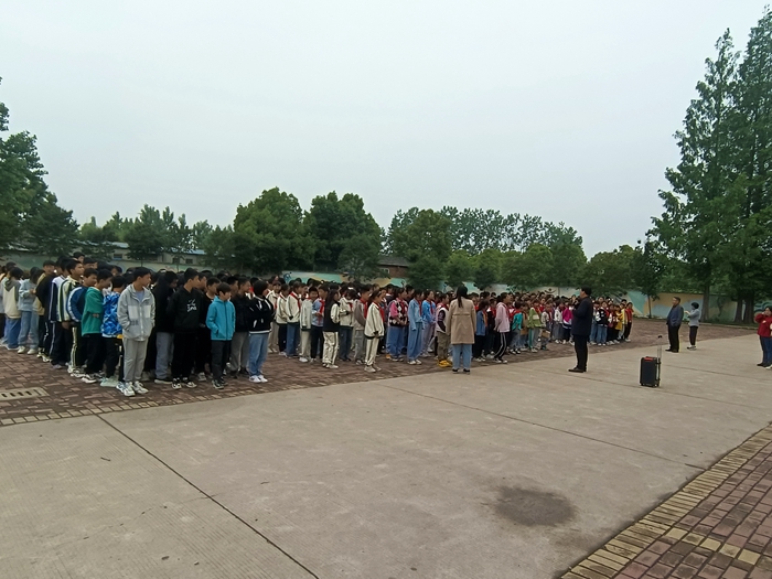 桃溪镇中心学校举行紧急疏散演练活动